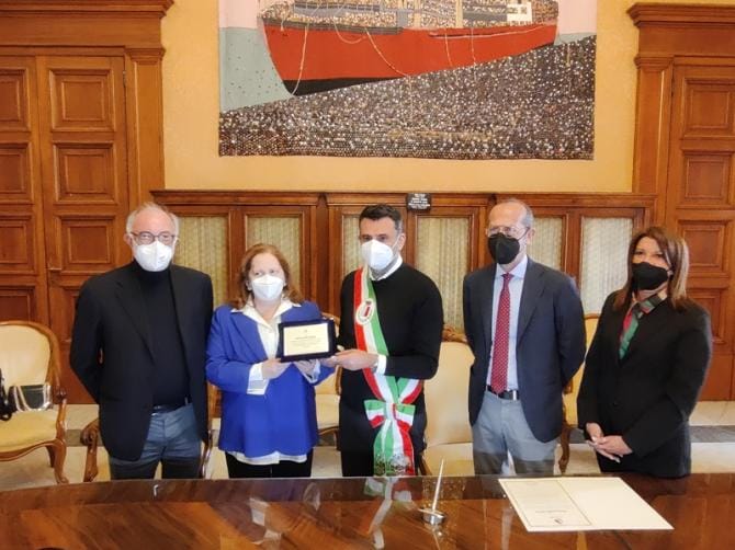 «Eroe quotidiano che ha difeso i più fragili dal Covid»: Decaro premia la dottoressa da 25mila vaccinazioni