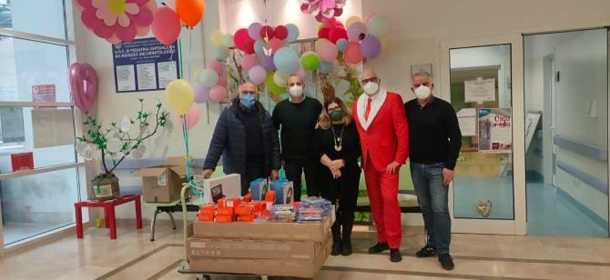 Giornata mondiale contro il cancro infantile: babbo natale dona smart tv al reparto onco-ematologia