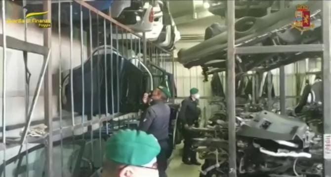 Scoperto a Cerignola “cimitero” di auto rubate: sequestrati 1.200 componenti per un valore di 3 milioni