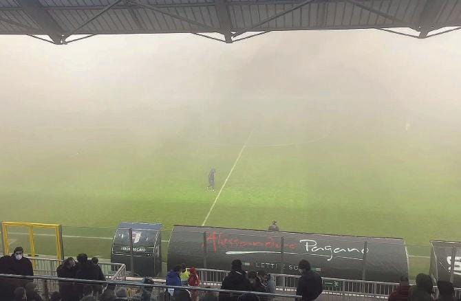 Nella nebbia, poco Taranto: gara sospesa al 54’ sullo 0-0, ma neanche in campo si è visto molto