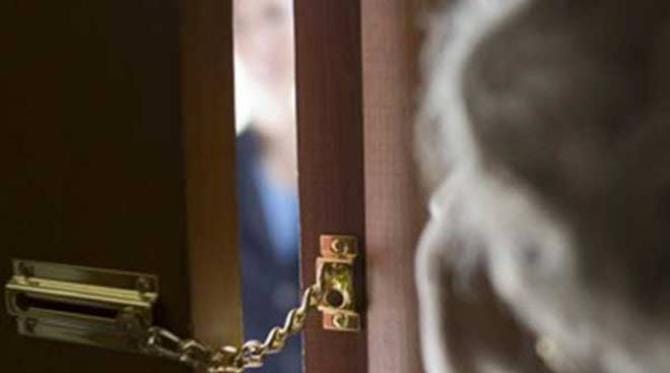 Ipnotizza anziani per derubarli ad Acquaviva delle Fonti, l’allarme del sindaco: «Non aprite a estranei»