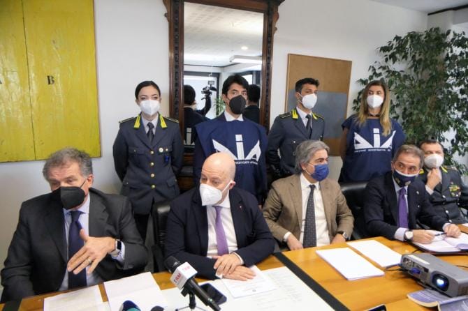 Contrabbando transnazionale di prodotti energetici: “il matto”, “Bocelli” e “Thatcher”, i nomi in codice al telefono