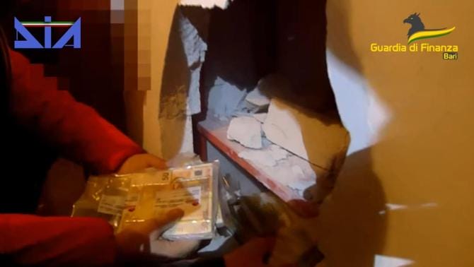 L’eclettica figlia del capo con le pistole nel cassetto