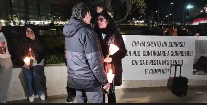 Barletta, una fiaccolata nel parco per il giovane Cilli: «Chi ha spento un sorriso non può sorridere»