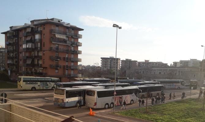 Andria, capolinea sotto casa. Gli inquilini barricati