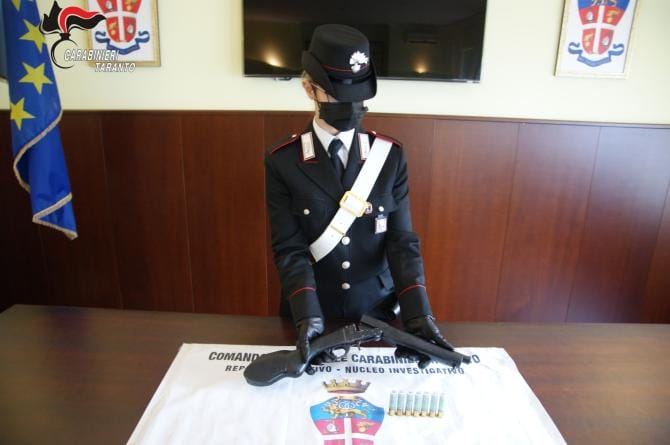 Un fucile a canne mozze nascosto nell’armadio: arrestato un 21enne a Taranto