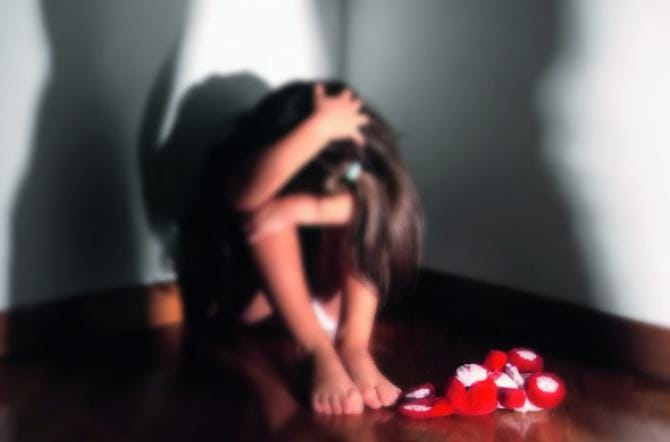 Abusi sessuali sulla figlia minorenne della compagna, arrestato un 43enne a Lecce
