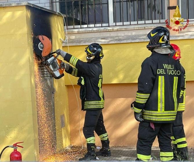 Castrignano del Capo, fiamme dalla cabina dell’impianto elettrico: evacuata una scuola