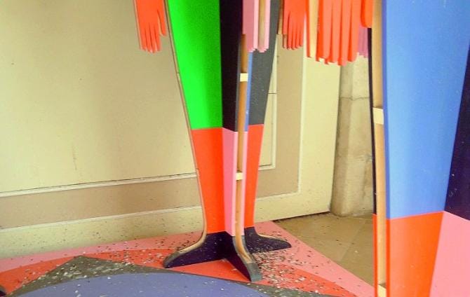 Le opere di Iacurci tra guano e plastica
