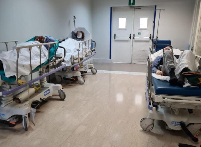 Casarano, situazione drammatica al pronto soccorso del “Ferrari”: pazienti sostano per ore in barella