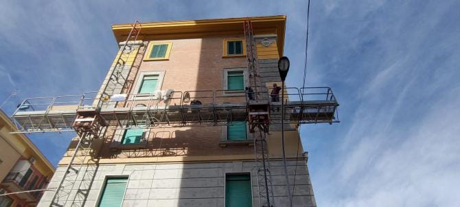 A Foggia operaio precipita da impalcatura. Trasportato d’urgenza in ospedale