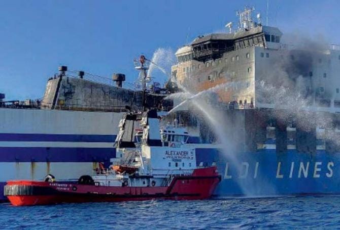 Traghetto a fuoco, gli italiani dovrebbero rientrare oggi. E c’è uno sversamento nelle acque