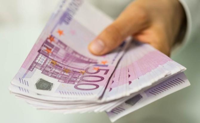 Addio alla banconota da 500 euro, la Bce la ritira: spazio a tagli piccoli e moneta digitale