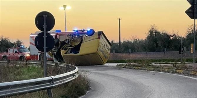 Terlizzi, scontro tra due furgoni e un trattore sulla provinciale 231 all’altezza di Sovereto. Un ferito