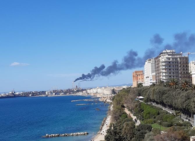 Bonelli (Verdi): «Fumo dalle torce dell’Eni a Taranto, città massacrata dall’inquinamento»