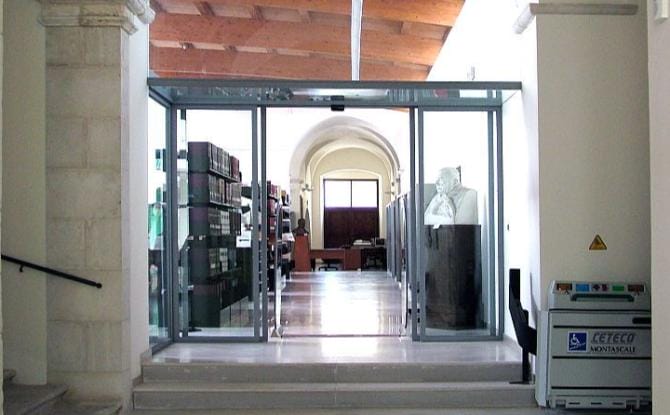 Molfetta, biblioteca ancora chiusa. I giovani chiedono spazi dove studiare
