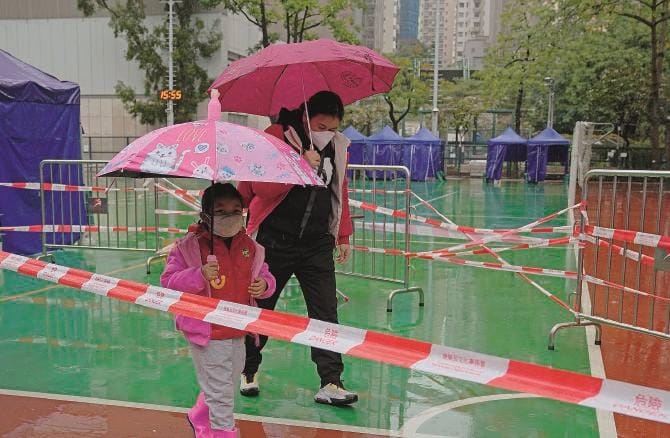 La quinta ondata spaventa Hong Kong Aiuti dalla Cina