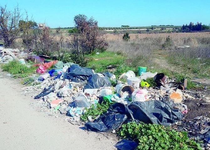 Parco del fiume Galeso, una discarica. Legambiente: «Rifiuti di ogni tipo»
