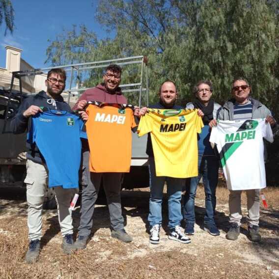 Nardò, trovano un portafoglio con 1.800 euro e lo restituiscono. Ricompensati con maglie di calcio