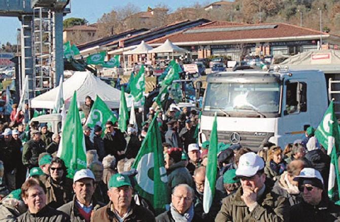 «Solidarietà ai trasportatori» Gli agricoltori pressano Roma