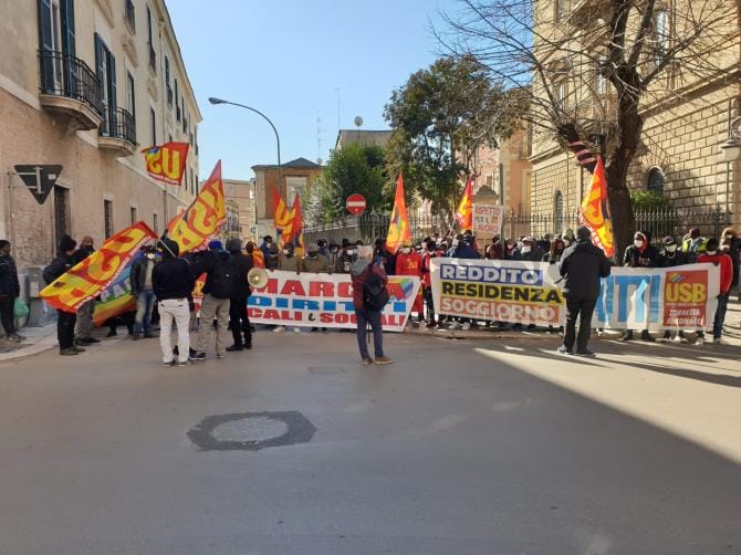 Protesta dei residenti dell’ex ghetto di Rignano davanti alla prefettura di Foggia