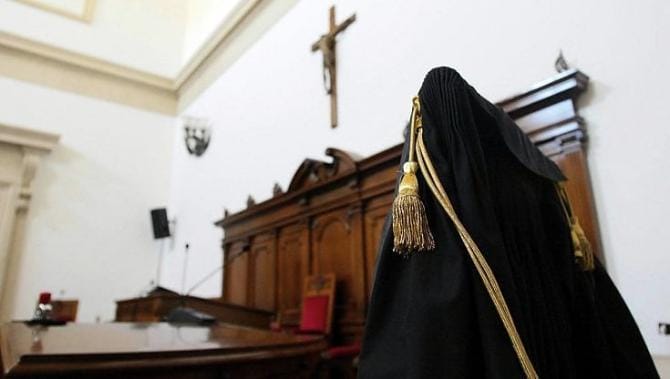 Picchiata anche in gravidanza e costretta a mettere il velo, condannato ex marito nel leccese