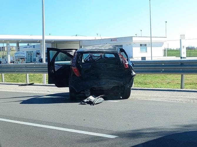 Tamponamento sulla statale 89 nei pressi di un distributore. Feriti trasportati in ospedale a Manfredonia