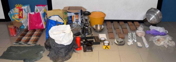 Laboratorio della droga in centro a Turi: sequestrati 8 chili di eroina per 600mila euro, arrestato agricoltore