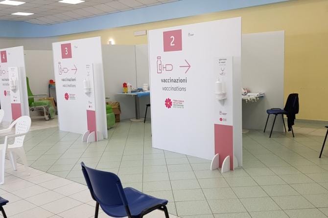 Cerignola, tentano di farsi vaccinare con documenti falsi per sostituirsi ad altri: arrestati in tre