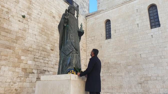 Fiori ai piedi della statua di San Nicola donata da Putin: la solidarietà di Decaro al popolo ucraino