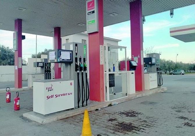 Tutti in fila per la benzina. «Sfondata» quota 2 euro