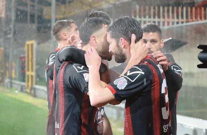 Derby, spettacolo sotto la pioggia
