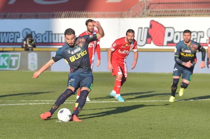 Coda dal dischetto regala 3 punti al Lecce: i giallorossi battono il Monza e tornano in testa