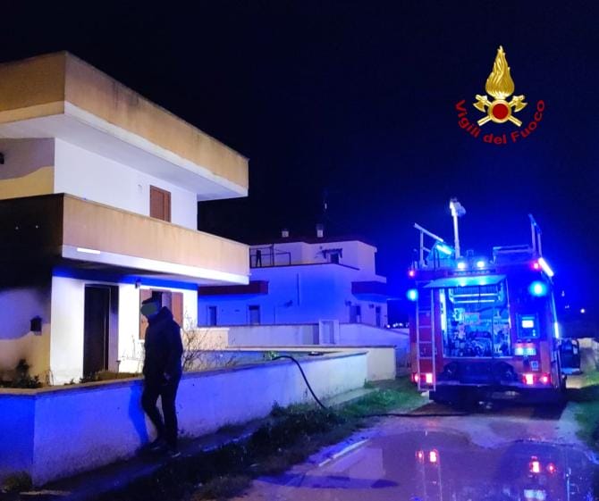 Dimentica il phon acceso sul letto, in fiamme un’abitazione a Ugento