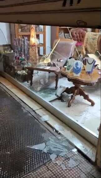 Bari, vandali al punto di raccolta beni per l’Ucraina: distrutta la vetrina del negozio