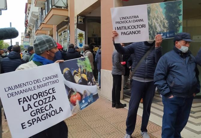 Taranto, mitilicoltori sul piede di guerra: «Per le concessioni da 400 a 2.700 euro l’anno. Non possiamo pagare»