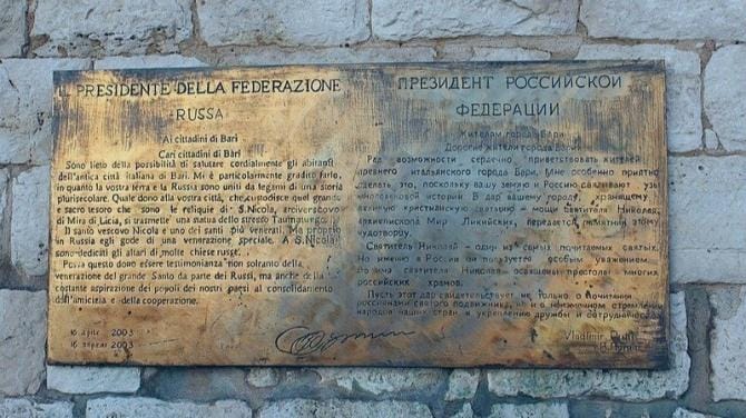 Bari, petizione per rimuovere la targa di Putin da piazza San Nicola: «Sia sostituita con messaggio di pace»