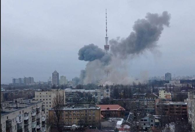 Ucraina, colpita la tv. Bombe sui bambini