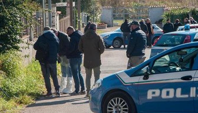 Sparatoria sul litorale romano: ferito capoclan foggiano e il figlio 16enne. Il ragazzo è grave