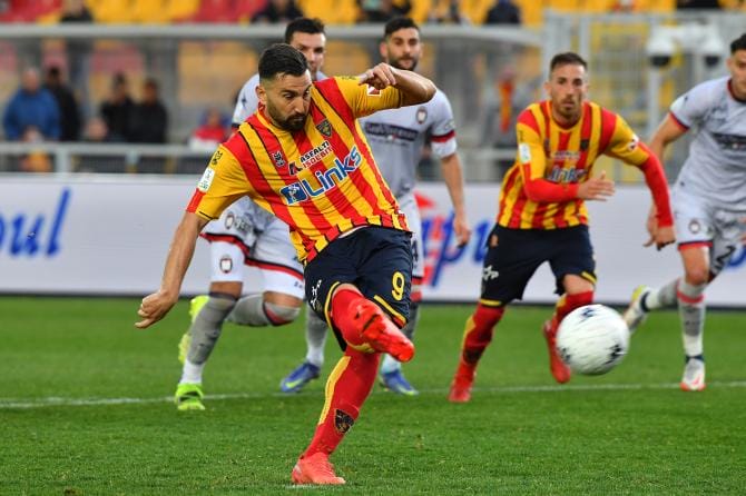 Il Lecce batte l’Ascoli e difende la vetta