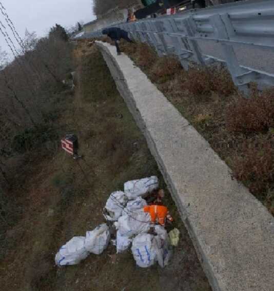 Lagonegro, scoperta una discarica a cielo aperto di rifiuti cimiteriali, denunciate tre persone