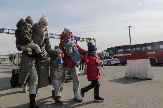 Ucraina, screening con tamponi e vaccini per i profughi che arrivano in Puglia