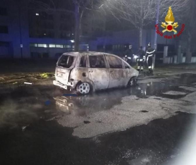 Nardò, fiamme distruggono un’auto. Potrebbe essere stato un atto doloso