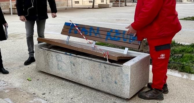 Bari, rotte otto panchine con seduta in legno in piazza al Redentore