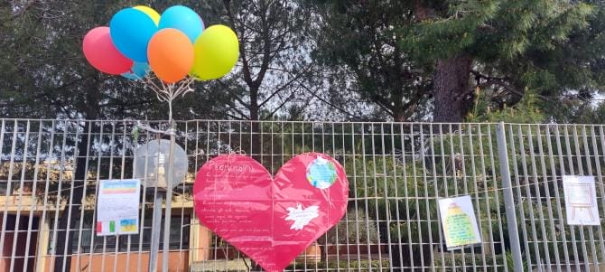 Modugno, cuori e palloncini con i colori della pace: il messaggio degli alunni del “Gandhi”