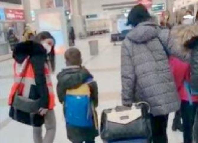 I primi profughi ucraini accolti a Molfetta. Sono tre donne e due bambini, i mariti non possono partire