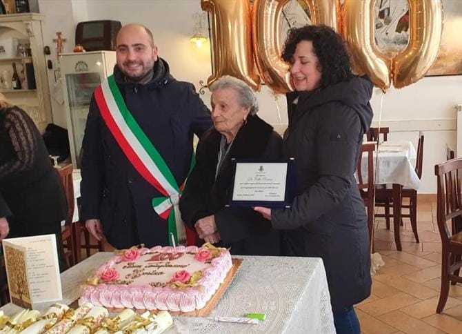 Lucera in festa per i 100 anni di nonna Rosina: il sindaco la omaggia con una targa