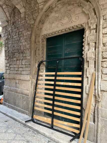 Bitonto, brandina abbandonata davanti a portone storico nel paese vecchio: «Gesto scellerato»