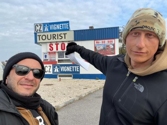 Di ritorno a Bari con il loro furgone, Tommaso e Giorgio salvano altri 4 profughi