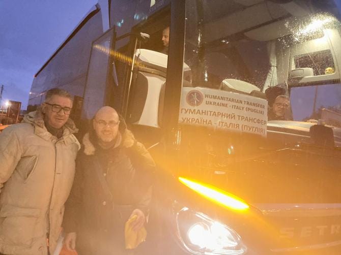 Partito da Troia un bus per l’Ucraina: porterà in salvo profughi in fuga